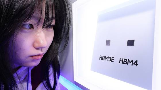 10월22일 서울 강남구 코엑스에서 열린 제27회 반도체 대전(SEDEX 2025)을 찾은 관람객이 공개된 삼성전자 HBM4 실물을 살펴보고 있다. 뉴스1