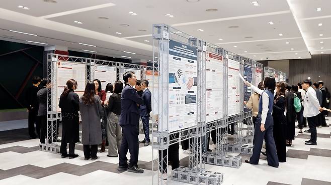 2024년 제7회 국제 호의학술제에서 학생들이 포스터 발표 세션을 진행하고 있다.&nbsp; 고려대 의과대학