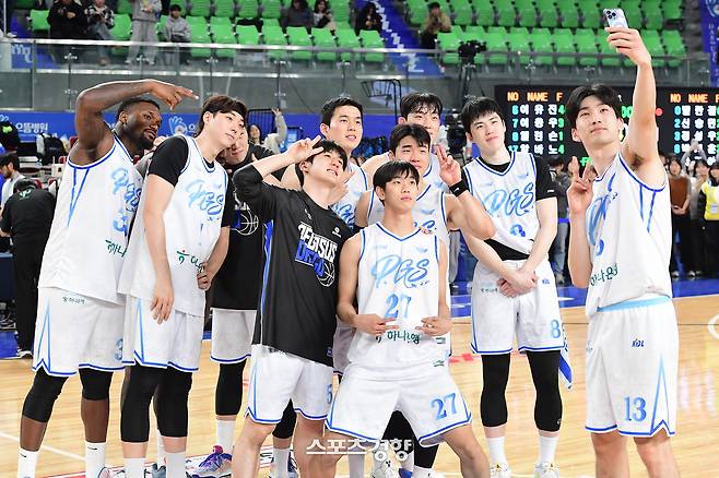 대구 한국가스공사 선수들이 25일 대구체육관에서 열린 수원 KT와 홈경기에서 4연패 탈출에 성공한 뒤 셀카를 찍고 있다. KBL 제공