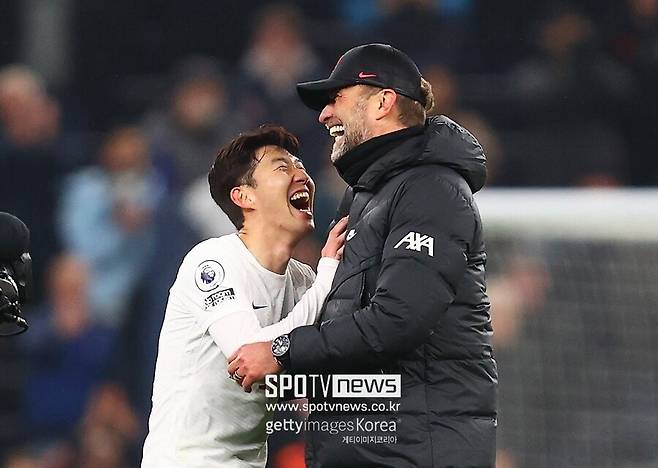 ▲ 클롭은 2024년 초 레드불 글로벌 축구 부문 총괄이라는 직책을 수락하며 “이제는 직접 경기장을 지휘하기보다는 넓은 시야에서 축구를 바라보고 싶다”고 말했다. 그는 당시 기자회견에서 “감독직은 매주, 매경기 승부에만 매몰돼 있었다. 이제는 사람들을 돕고, 성장을 돕고 싶다”고 밝힌 바 있다.