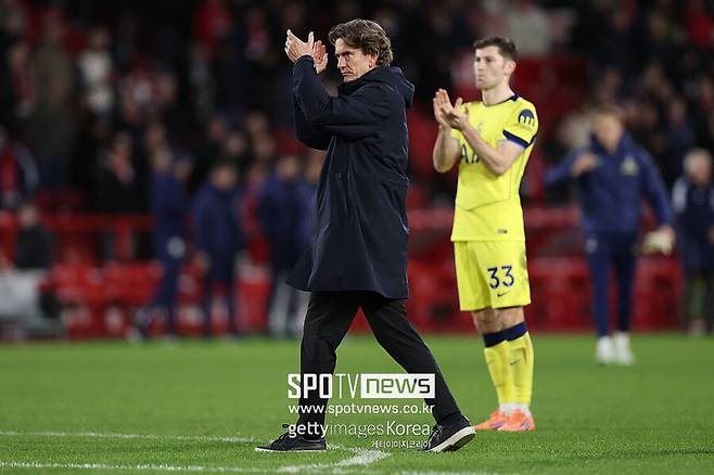 ▲  최근 부진한 경기력과 팬들의 불만이 커지면서 프랭크 감독의 미래가 불투명해지고 있다. 토트넘이 4위권 진입이라는 목표에서 멀어지면서 점점 더 많은 비판에 직면하고 있다. 토트넘 내부에서는 그의 장기적인 거취에 대한 논의가 이미 시작됐다는 전언이다. 