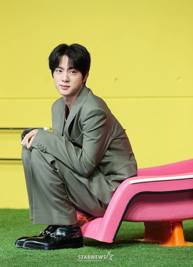 그룹 방탄소년단(BTS) 진이 15일 오전 서울 종로구 JW매리어트 동대문에서 열린 넷플릭스 시리즈 새 예능 '대환장 기안장' 기자간담회에 참석하고 있다. /2025.04.15 /사진=김휘선 hwijpg@