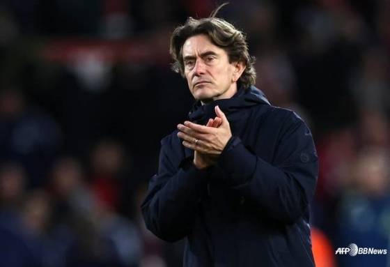 토마스 프랭크 토트넘 홋스퍼 감독이 14일 시티 그라운드에서 열린 2025~2026시즌 잉글랜드 프리미어리그(EPL) 16라운드 경기 후 박수치고 있다. /AFPBBNews=뉴스1