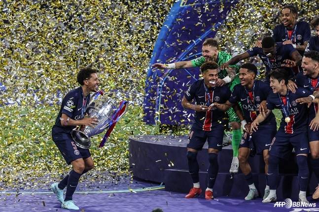 PSG의 2024~2025시즌 유럽축구연맹(UEFA) 챔피언스리그(UCL) 우승 세리머니 중 기뻐하는 이강인(오른쪽에서 두 번째). /AFPBBNews=뉴스1