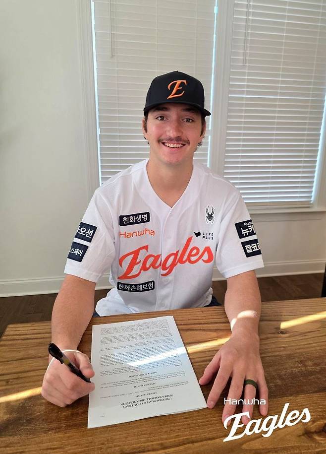 한화 이글스가 24일 새 외국인 투수 오웬 화이트와 계약금 20만 달러, 연봉 80만 달러 등 총액 100만 달러에 계약했다. 1999년생인 화이트는 미국 출신의 우완투수로 최고 155㎞/h, 평균 149㎞/h에 이르는 강력한 직구를 던진다. 미국 메이저리그(MLB) 최상위권 유망주 출신에 아직 20대 중반의 나이로 향후 발전 가능성이 크다는 평가를 받는다. 한화 이글스