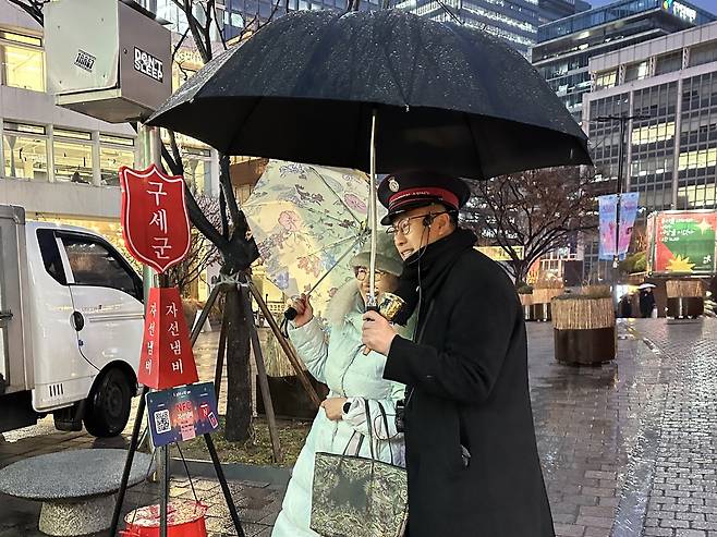 기부 후 구세군 사관학생 서중경씨와 기념사진을 남기는 강명희씨 [촬영 조윤희 수습기자]