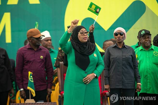 대통령 선거운동 출정식에 참석한 하산 대통령과 지지자들 [EPA 연합뉴스 자료사진. 재판매 및 DB 금지]