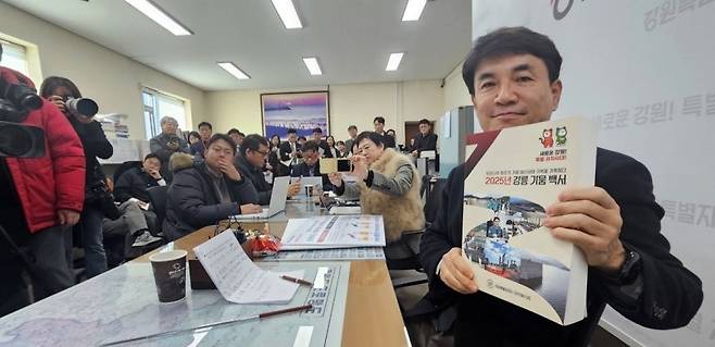 강릉 가뭄 백서 소개하는 김진태 도지사 [촬영 이재현]