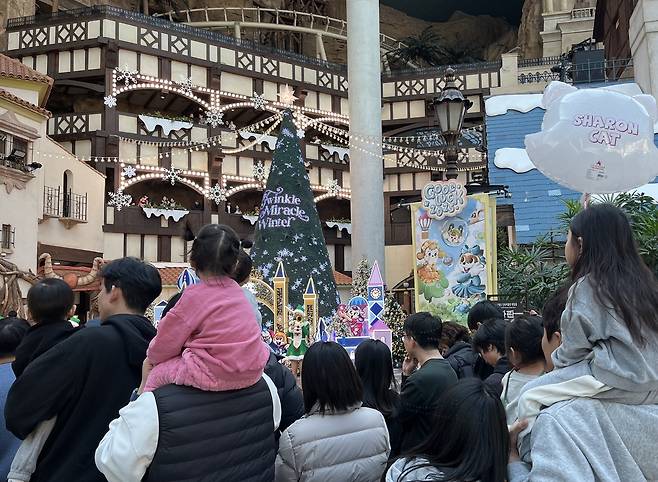 서울 송파구 롯데월드에서 퍼레이드를 구경하는 아이들과 부모들 [촬영 양수연 수습기자]