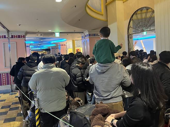 크리스마스 롯데월드에 '오픈런'한 시민들 [촬영 양수연 수습기자]