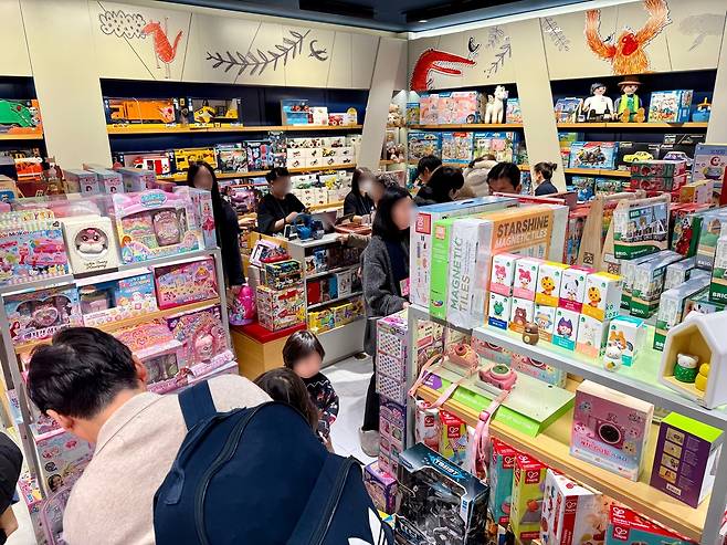 서울 서초구의 한 백화점에서 크리스마스 선물 고르는 아이들 [촬영 정연솔 수습기자]