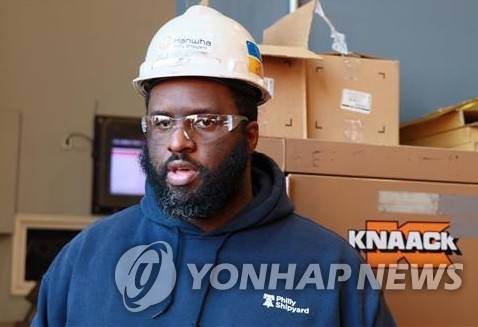 트레이닝 아카데미 기술 인스트럭터 (필라델피아=연합뉴스) 이지헌 특파원 = 지난 22일(현지시간) 미국 펜실베이니아주 필라델피아 한화필리조선소 트레이닝 아카데미에서 숀 젠킨스 기술 인스트럭터가 교육 프로그램을 설명하고 있다. 2025.12.25 pan@yna.co.kr