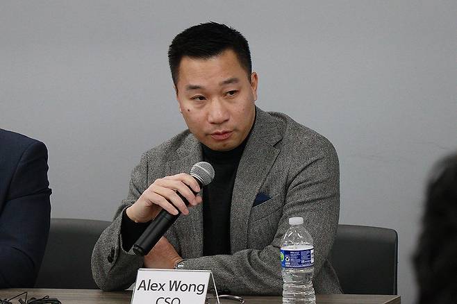 질의에 답하는 알렉스 웡 한화 글로벌 최고전략책임자 (필라델피아=연합뉴스) 이지헌 특파원 = 알렉스 웡 한화그룹 글로벌 최고전략책임자(CSO)가 지난 22일(현지시간) 미국 필라델피아 한화필리조선소에서 열린 한국 취재진 간담회에서 질의에 답변하고 있다. 2025.12.25 pan@yna.co.kr