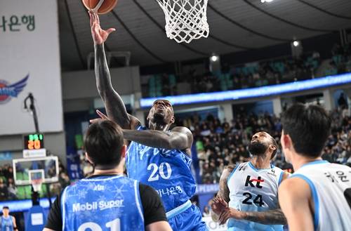 가스공사 라건아의 골밑 슛 [KBL 제공. 재판매 및 DB 금지]