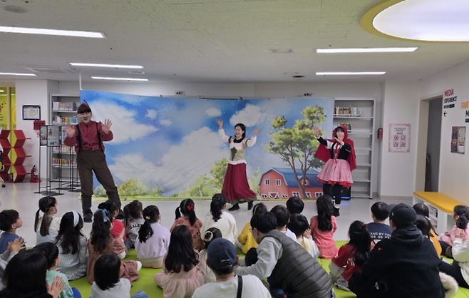 영어 뮤지컬 빨간모자 공연을 선보였다. 사진=인천 동구청