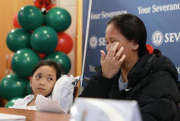 '수막척수류'를 앓던 필리핀의 10세 소녀 조안나(왼쪽). 연합뉴스