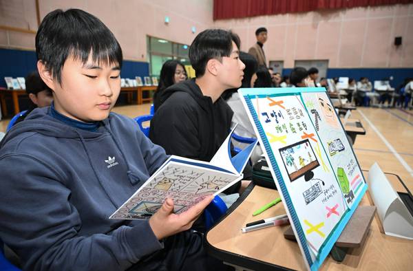 창원시 성산구 남양초등학교 체육관에서 24일 <내 생애 첫 책> 출판기념회가 열렸다. 이날 한 학생 작가가 자기 작품을 읽고 있다. /김구연 기자