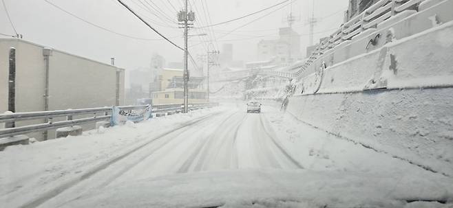 ▲ 25일 하루 동안 새로 쌓인 눈(일최심신적설)은 15cm, 최심적설 역시 15cm를 기록했다. 26일에는 새벽까지 3.5cm의 추가 적설이 이어지면서 누적 적설량은 총 18.5cm에 달했다. 사진 독자제공