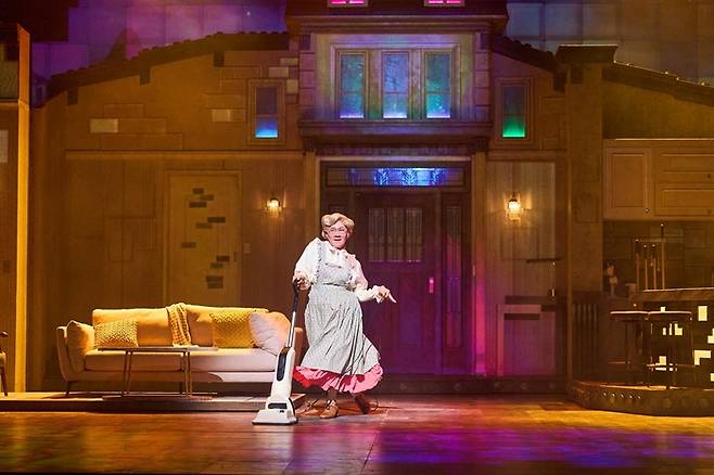 뮤지컬 미세스 다웃파이어 공연 장면. <샘컴퍼니·스튜디오선데이 제공>