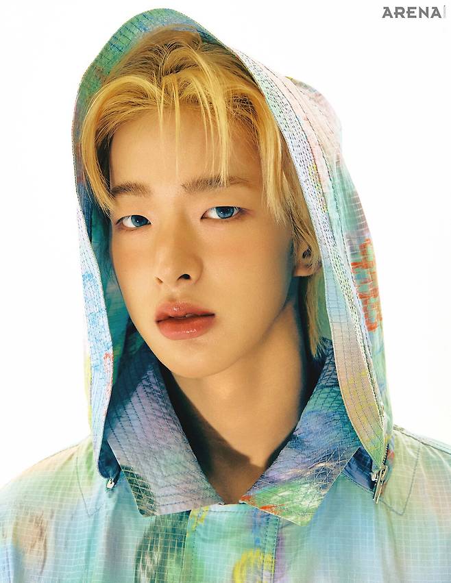 토모야가 착용한 재킷 겐조 제품.