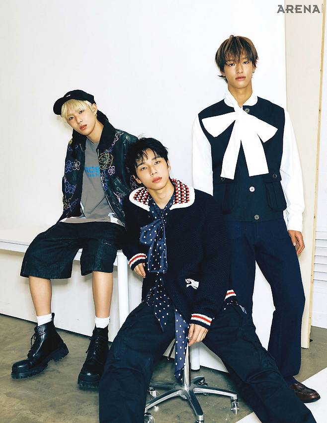 (왼쪽부터)휴이가 착용한 재킷 겐조, 프린팅셔츠 마틴 로즈 by 아데쿠베, 슈즈발렌시아가, 캡 본봄, 팬츠·양말 모두스타일리스트 소장품. 소건이 착용한니트 재킷 드롤드무슈, 셔츠 시몬 로샤,팬츠 마틴 로즈 제품. 세이타가 착용한베스트 베리, 셔츠·팬츠 모두 자라 제품.