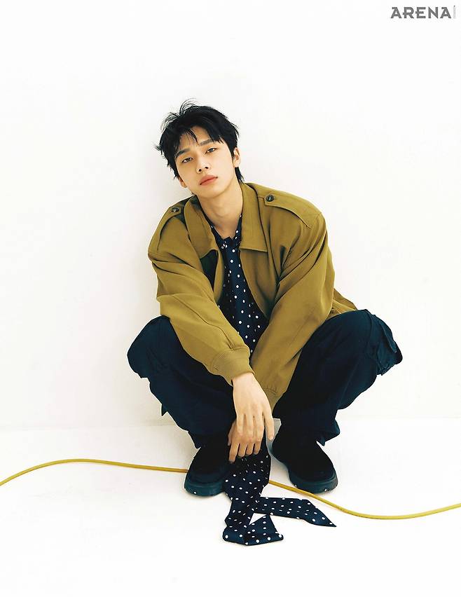 소건이 착용한 재킷 렉토, 셔츠시몬 로샤, 팬츠 마틴 로즈, 슈즈스타일리스트 소장품.