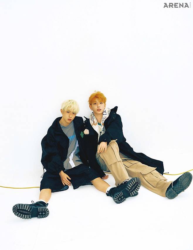(왼쪽부터)휴이가 착용한 재킷 시몬 로샤, 프린팅티셔츠 마틴 로즈 by 아데쿠베,슈즈 발렌시아가, 쇼츠·양말 모두스타일리스트 소장품. 유키가 착용한코트 메종 마르지엘라, 후드 재킷 웰던,티셔츠 마틴 로즈, 팬츠 본봄, 슈즈닥터마틴 제품.