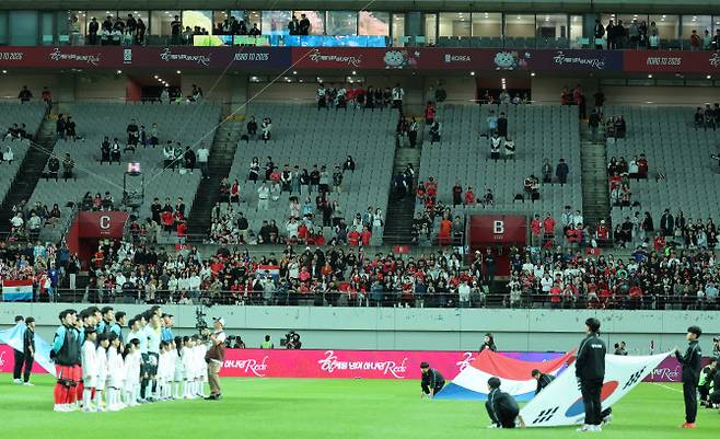 10월 서울월드컵경기장에서 열린 파라과이전 관중 수는 10년 만에 3만 명 아래인 2만 2206명에 그쳤다. 사진=연합뉴스