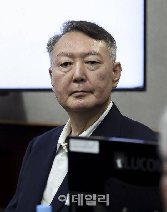 윤석열 전 대통령이 지난 9월 26일 서울 서초동 서울중앙지법에서 열린 특수공무집행방해 혐의 재판에 출석하고 있다. (사진=이영훈 기자)