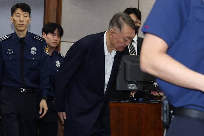 윤석열 전 대통령이 지난 9월 26일 서울 서초구 서울중앙지법에서 열린 특수공무집행방해, 직권남용 권리행사방해 등 혐의 사건 1차 공판에 출석, 고개를 숙이고 있다.(사진=공동취재단)