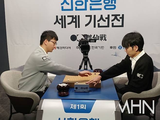 신진서 9단(오른쪽)과 딩하오 9단이 대국하고 있다.(사진 MHN 엄민용 선임기자)