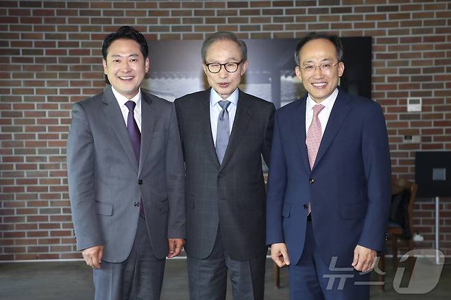 2024년 5월 31일 당시 국민의힘 추경호 원내대표와 장동혁 원내수석대변인이  서울 강남구 이명박 전 대통령 사저를 찾아 이 전 대통령을 예방하고 있다.(국민의힘 제공) 2024.5.21/뉴스1 ⓒ News1 구윤성 기자