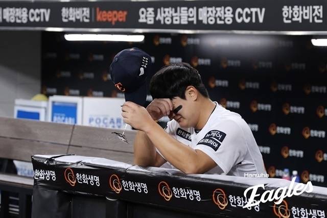 한국시리즈 3차전 종료 후 더그아웃에서 눈물을 흘린 김서현.(한화 이글스 제공)