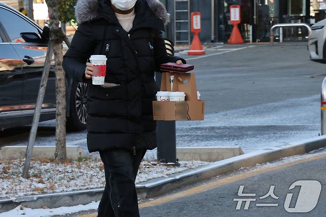 영하권 추위를 기록한 26일 광주 북구 오치동에서 시민들이 따뜻한 커피를 든 채 지나가고 있다. 2025.12.26/뉴스1 ⓒ News1 박지현 기자