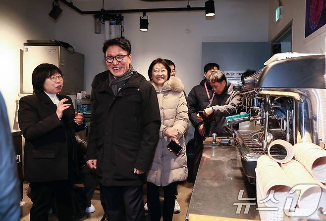 김민석 국무총리가 26일 서울 종로구 창신동 쪽방상담소를 방문해 시설을 둘러보고 있다. 2025.12.26/뉴스1 ⓒ News1 김성진 기자