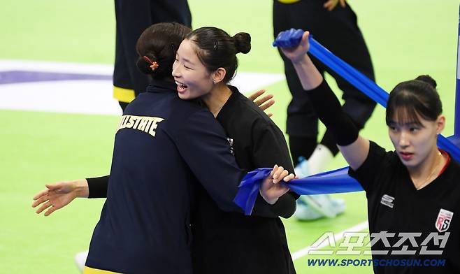 긴장한 표정으로 몸을 풀고 있던 인쿠시가 자스티스 품에 안겨 활짝 웃었다.