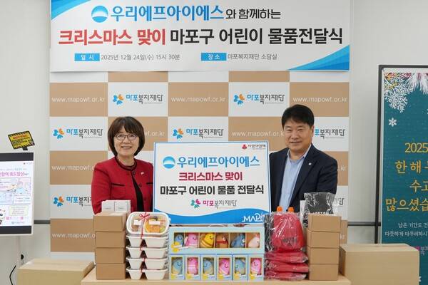 김은영 마포복지재단 이사장과 김백수 우리FIS 대표이사가 지난 24일 서울 마포구 마포복지재단에서 봉사활동 기념사진을 촬영하고있다. ⓒ우리금융그룹