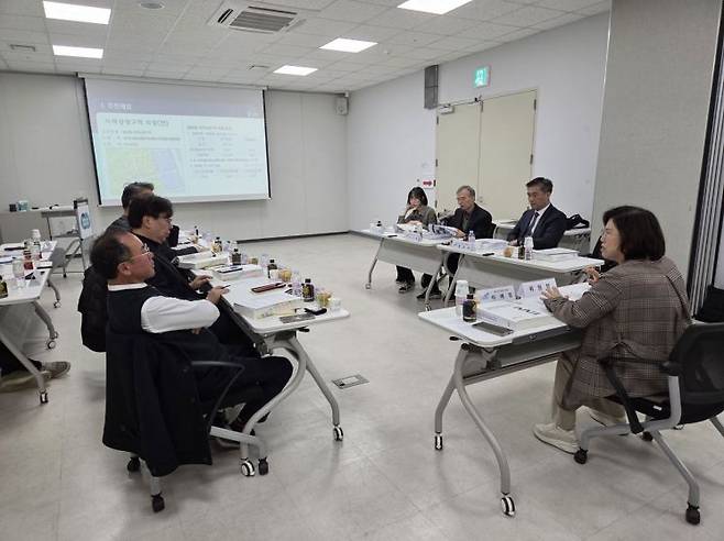 경기도가 지난 19일 2025년 제1회 경기도 지역상권위원회를 열고 있다. 경기도 제공