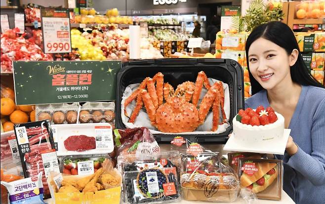 대형마트 휴무일? 이마트·롯데마트·홈플러스·코스트코 ‘설 선물 할인’ = 이마트·롯데마트·홈플러스·코스트코 등 대형마트가 이번 주는 각사별 특색있는 할인행사에 돌입한다. 특히, 26일부터 내년 설 선물세트 사전예약 프로모션을 시작한다. 이마트는 '간편 연말 미식' 먹거리 30% 할인전을, 롯데마트는 '전국딸기대전' 2주차 행사를, 홈플러스는 '윈터 홈플런' 행사를 이어간다. &nbsp;©사진=홈플러스: 대형마트 휴무일? 이마트·롯데마트·홈플러스‧코스트코 등 마트 휴일, 쉬는날