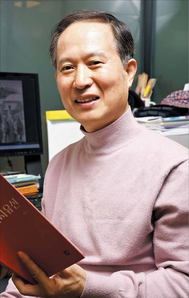 장경식 기자박경민 모젤스 대표가 새로 쓴 책 ‘일본의 퀀텀점프 이야기, 메이지 유신’을 펴 들고 있다.