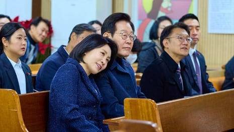 이재명 대통령이 25일 인천 계양구 해인교회에서 김혜경 여사와 함께 성탄 예배를 보고 있다. 김남준(앞줄 맨 오른쪽) 대변인이 이날 이 대통령의 국회의원 시절 지역구인 인천 계양구 일정에 동행하자 일각에선 “대통령이 내년 6월 김 대변인의 이 지역 국회의원 출마에 힘을 실어주는 것 아니냐”는 말이 나왔다./대통령실