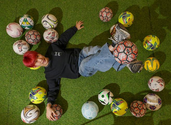 프리스타일 축구 선수 조민재가 지난 21일 서울 마포구의 실내 축구 연습장에서 바닥에 누운 채 다리를 꼬아 공을 잡는 자세를 취했다. 아시아 선수 최초로 세계선수권 8강에 오른 그는 “프리스타일 축구가 하나의 문화로 사람들한테 인정받는 날이 오기를 기대한다”고 말했다. /장련성 기자