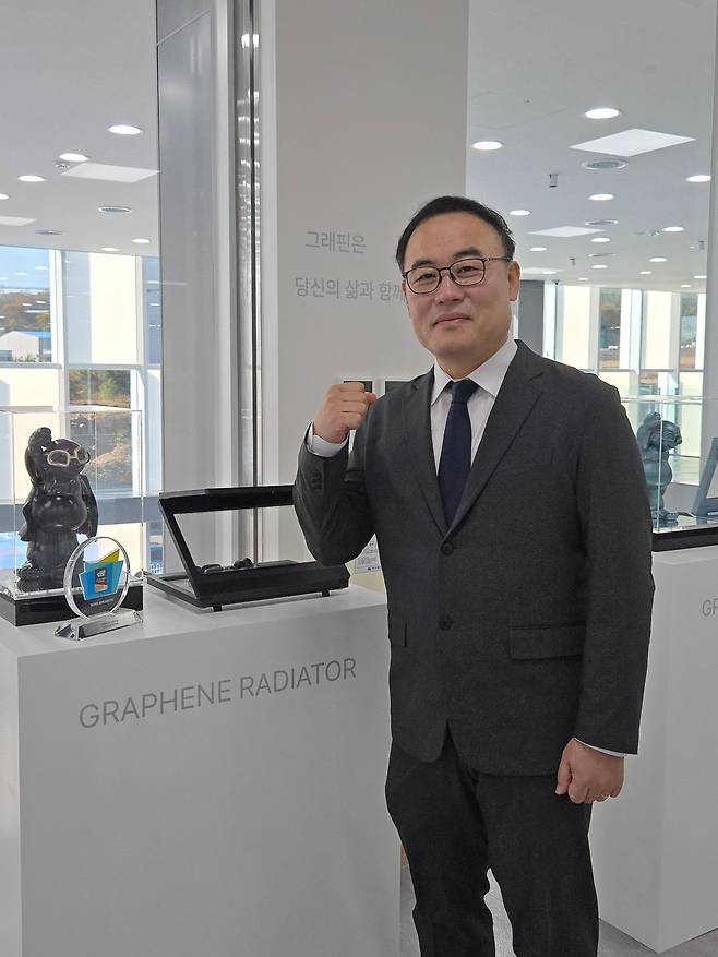 홍병희 대표와 그래핀 라디에이터. 그래핀 라디에이터는 2023년 세계 최대 IT 전시회 CES에서 최고 혁신상을 받았다./포항=홍아름 기자