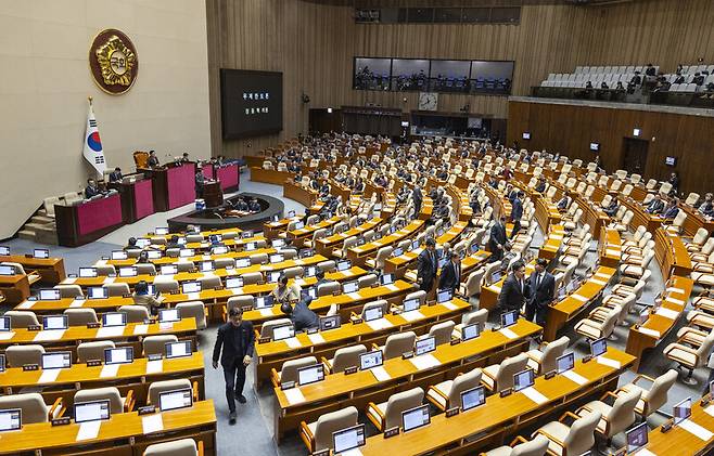장동혁 국민의힘 대표가 지난 22일 국회에서 열린 12월 임시국회 본회의에 내란전담재판부법이 상정되자 무제한 반대 토론(필리버스터)을 하고 있다. 연합뉴스