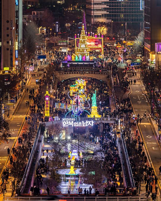 지난 12일 개장 이후 인기가 치솟고 있는 ‘서울빛초롱축제’ 현장. 개장 이후 열흘간 300만명이 다녀갔다. 서울관광재단 제공