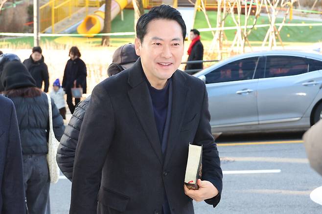 장동혁 국민의힘 대표가 25일 성탄 예배를 보기 위해 서울 서초구 사랑의교회로 들어가고 있다. 연합뉴스