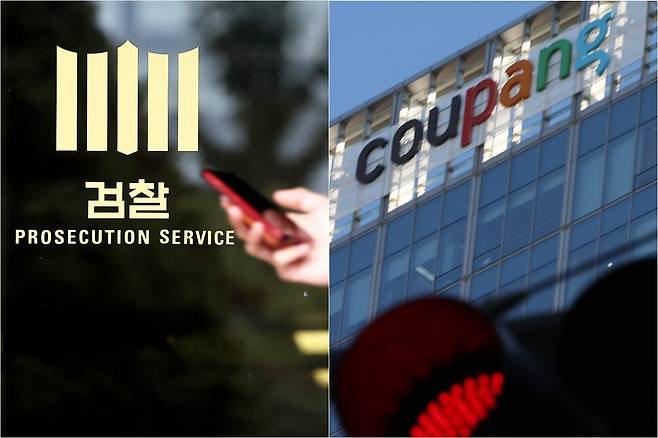 (왼쪽) 이재명 대통령이 법무부와 검찰청으로부터 생중계 업무보고를 받는 19일 서울 서초구 서울중앙지방검찰청에서 직원들이 오가고 있다. 연합뉴스 (오른쪽) 지난 1일 서울 송파구에 위치한 쿠팡 본사의 모습. 류우종 선임기자 wjryu@hani.co.kr