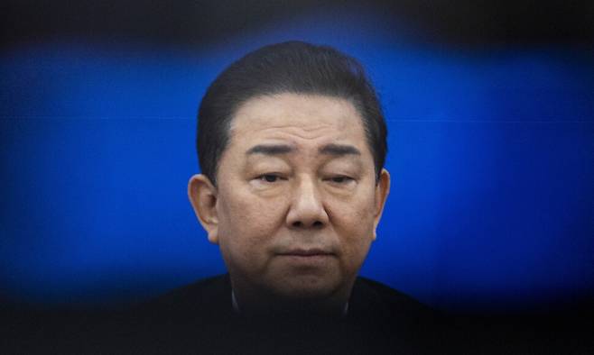 더불어민주당 김병기 원내대표가 23일 국회에서 열린 원내대책회의에서 한정애 정책위의장을 발언을 듣고 있다. 연합뉴스