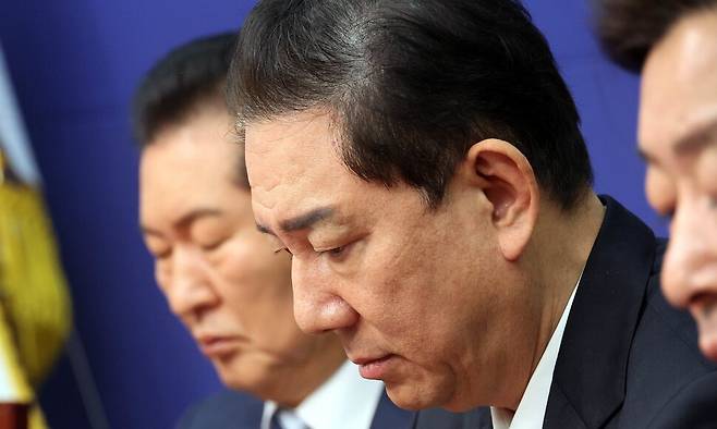 김병기 더불어민주당 원내대표가 24일 국회에서 열린 최고위원회의에 참석해 있다. 김경호 선임기자 jijae@hani.co.kr