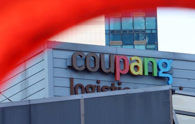 쿠팡이 25일 대규모 고객 정보를 유출한 전 직원을 특정하고, 유출에 사용한 모든 장치를 회수했다고 밝혔다. 이 과정에서 정보가 제3자에게 외부 유출된 정황도 없는 것으로 파악됐다고 밝혔는데, 정확한 사실관계는 경찰 등의 수사가 이뤄져야 한다. 사진은 이날 중구 쿠팡센터 모습. 뉴스1